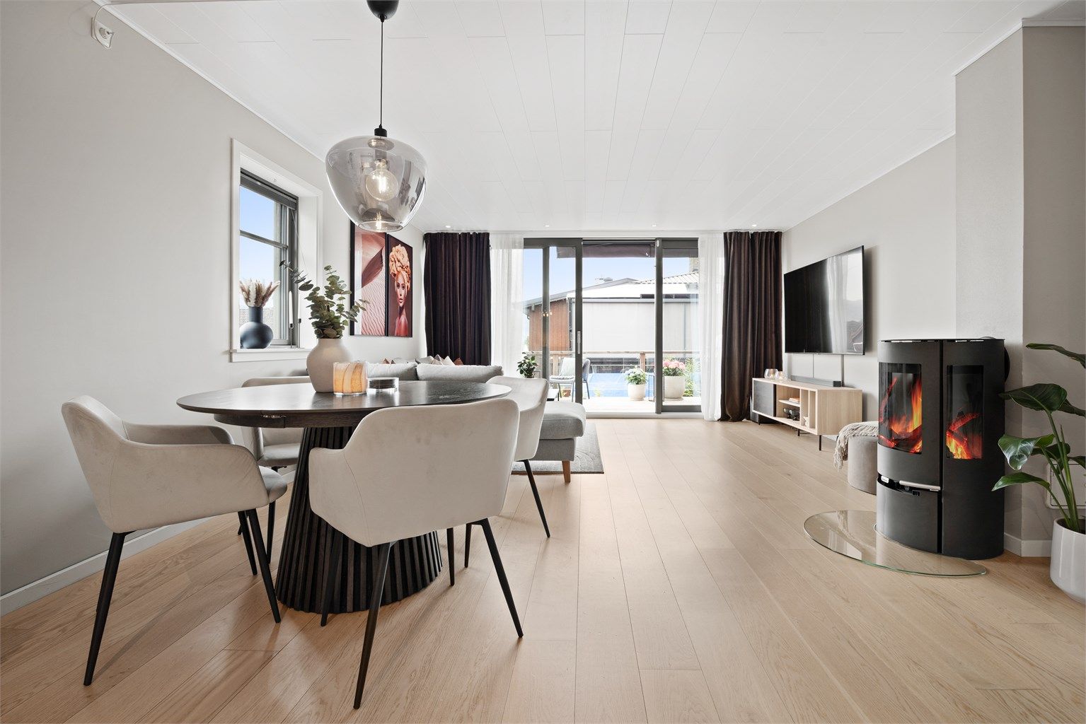 Stue med plass til både sofagruppe og spisebord