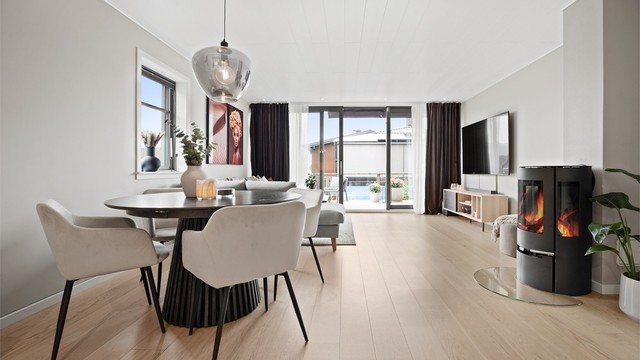 Stue med plass til både sofagruppe og spisebord