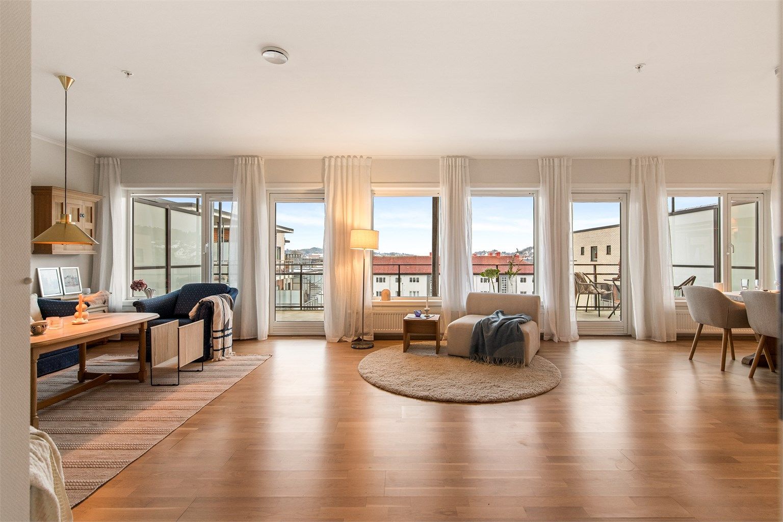 Store vindusflater gir stue og kjøkken godt med naturlig lys