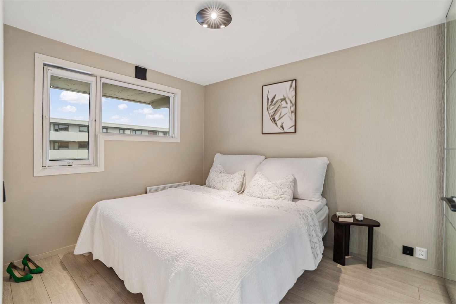 Hovedsoverommet har god plass til dobbeltseng og tilhørende møblement.