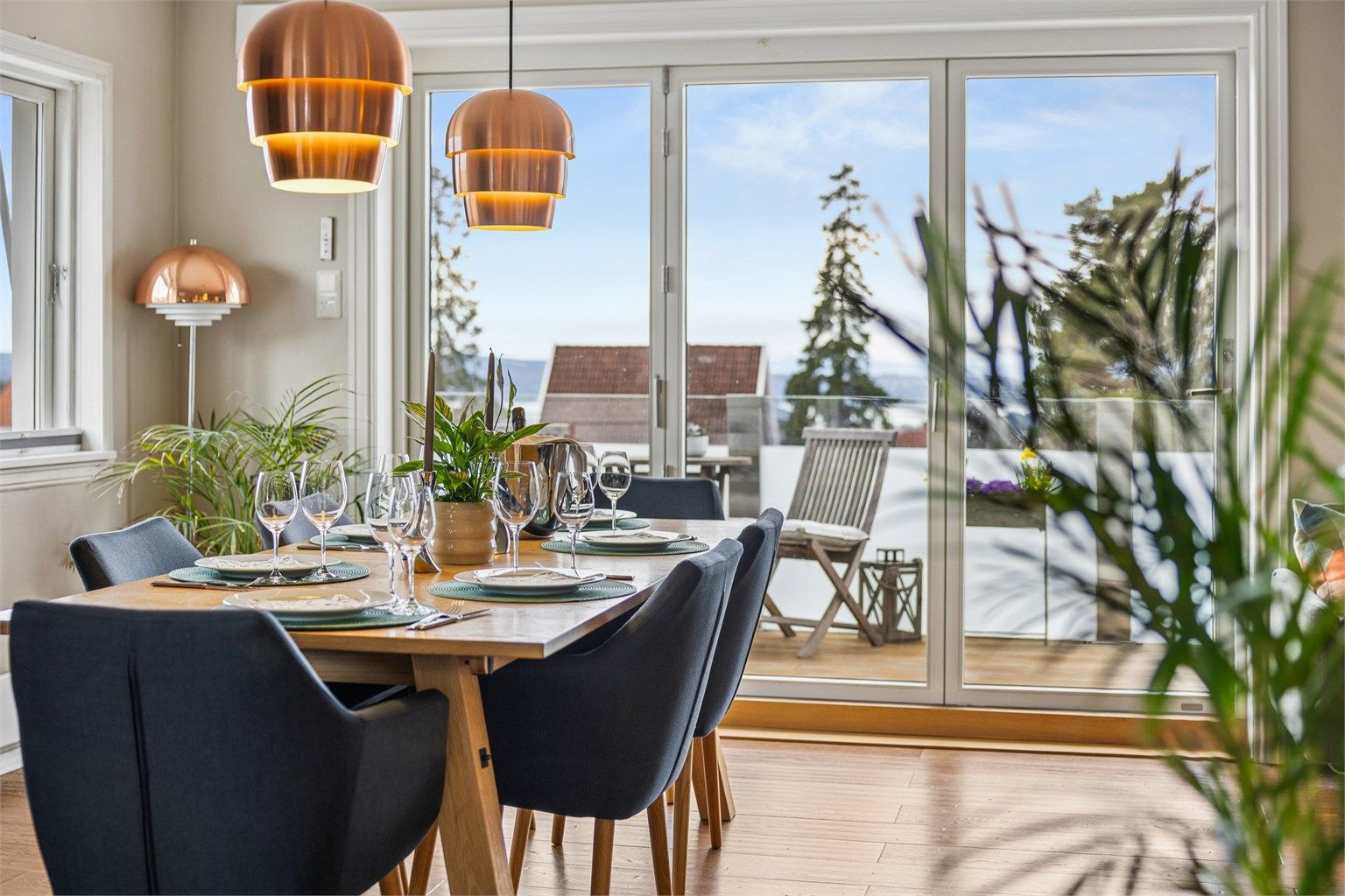 Balkongdøren med 2-lags isolerglass er fra 2019 og visker ut skillet mellom inne og ute.