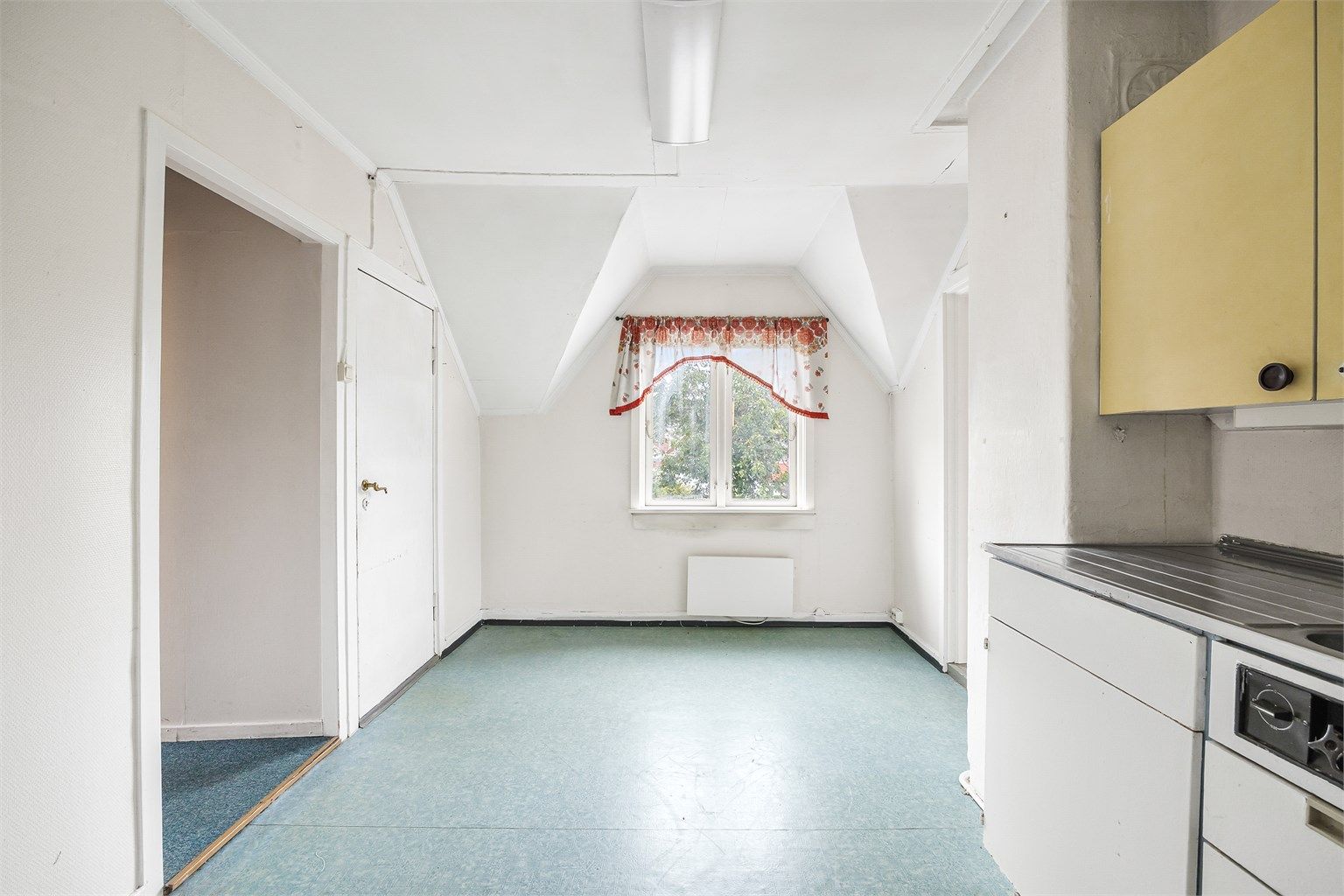  På kjøkkenet er det plass til spisebord.