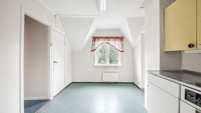 På kjøkkenet er det plass til spisebord.