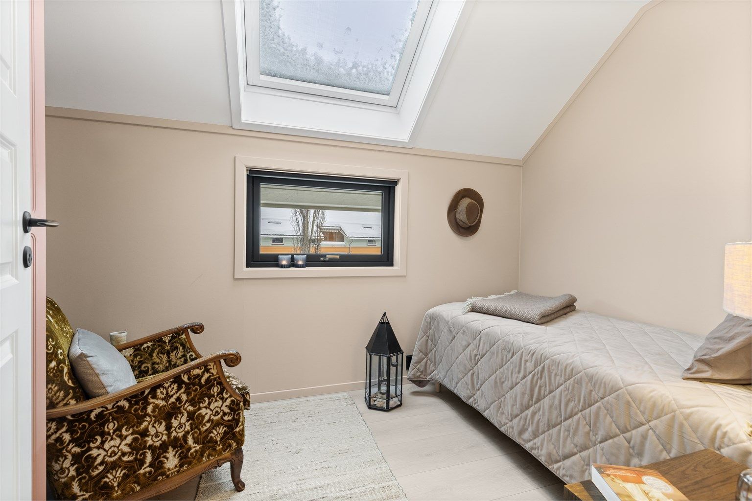 Leilighetens andre soverom egner seg godt som barnerom, gjesterom eller kontor.