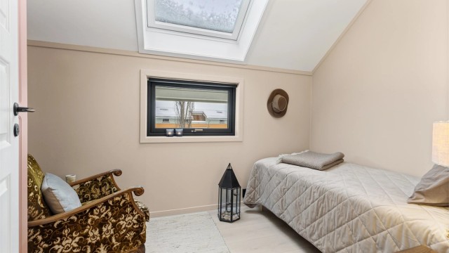 Leilighetens andre soverom egner seg godt som barnerom, gjesterom eller kontor.