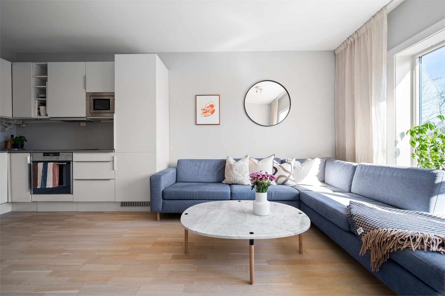 Det er god plass til en romslig sofagruppe med tilhørende salongbord og annet ønskelig møblement. 