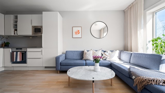 Det er god plass til en romslig sofagruppe med tilhørende salongbord og annet ønskelig møblement.