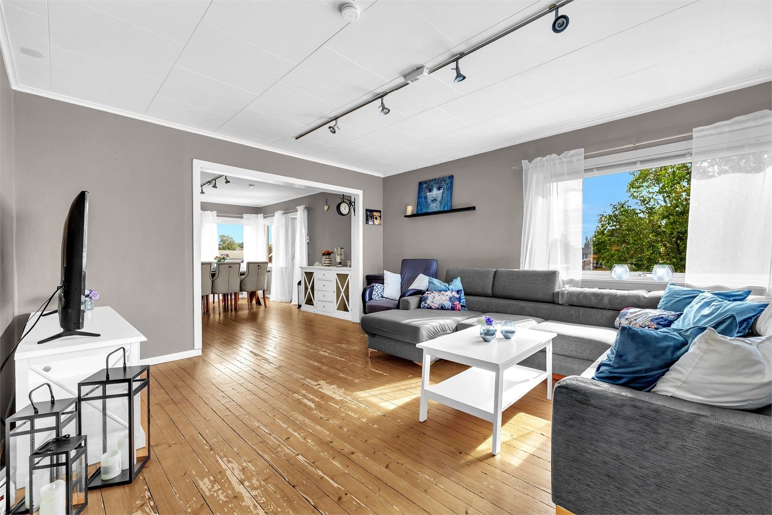 Koselig stue med flere soner for møblering