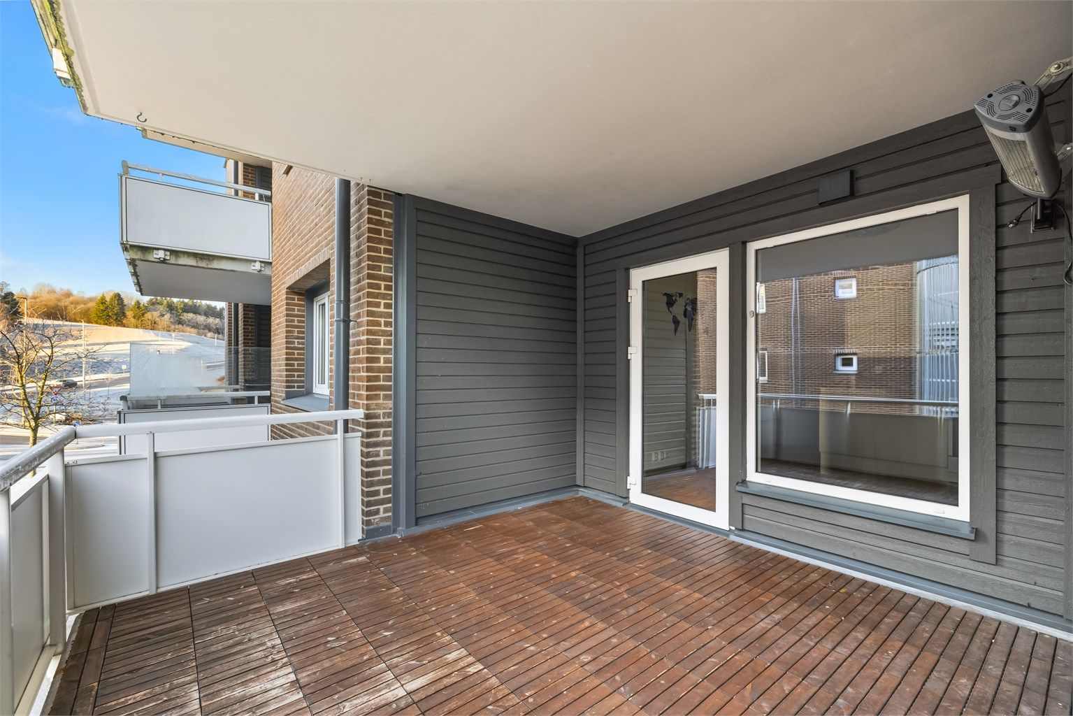 Balkongen fungerer som en forlengelse av stuen og gir et fint uterom.