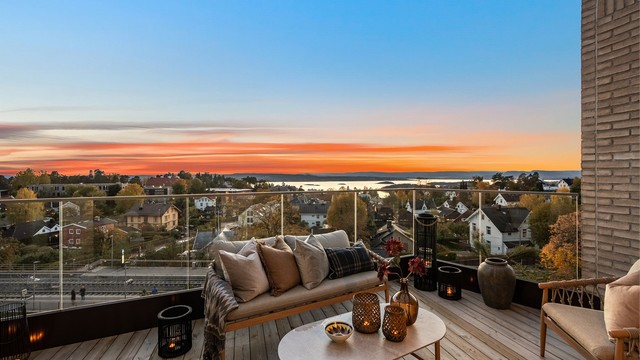Vestvendt og solrik terrasse 15 kvm der du kan nyte lange sommerdager, vakre solnedganger og den panoramiske utsikten
