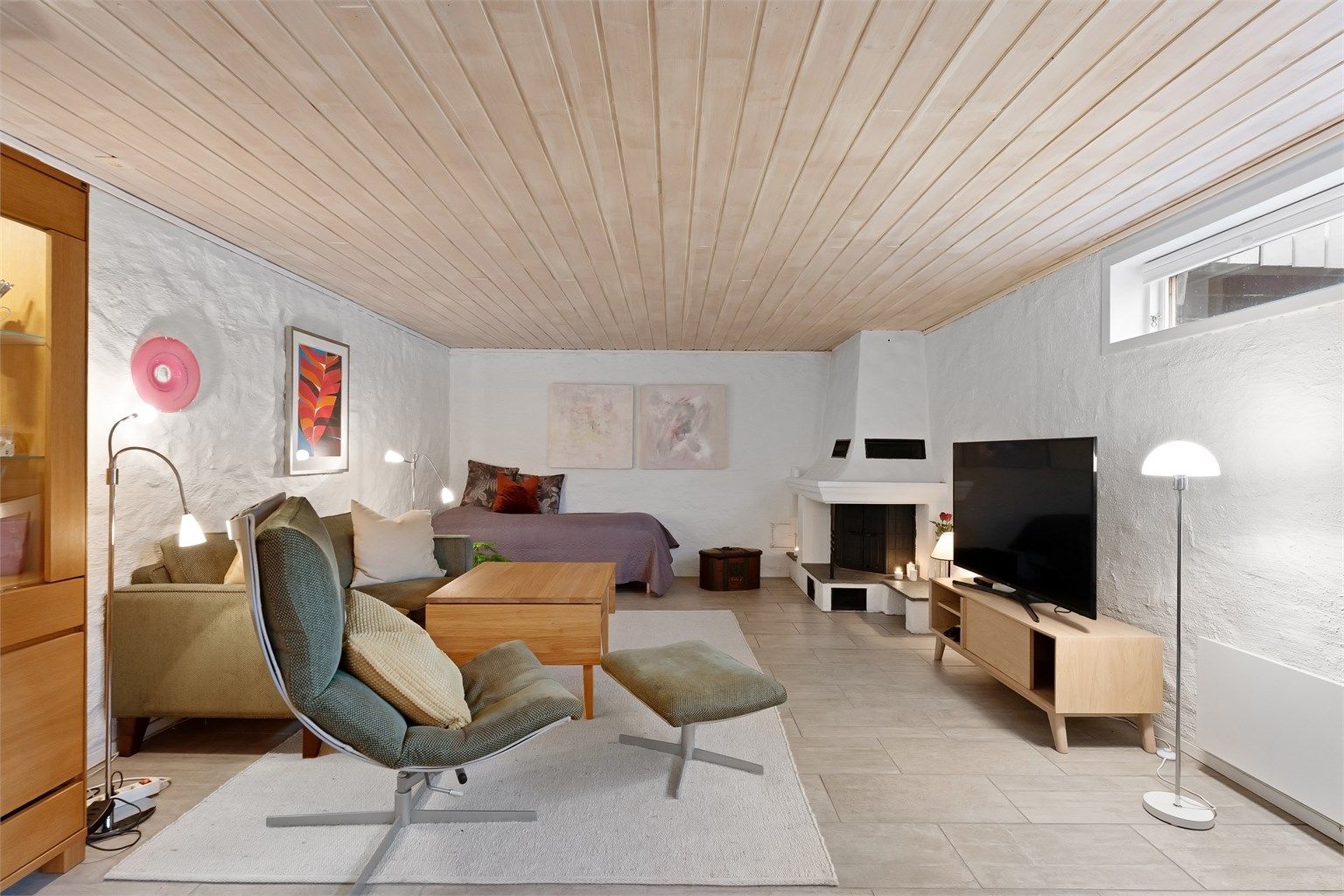 I kjelleren finner du en romslig og innredet kjellerstue.