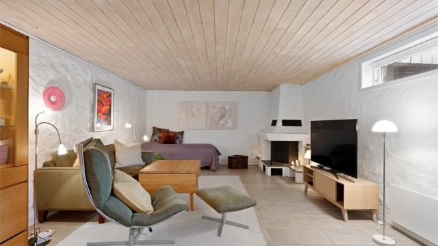 I kjelleren finner du en romslig og innredet kjellerstue.