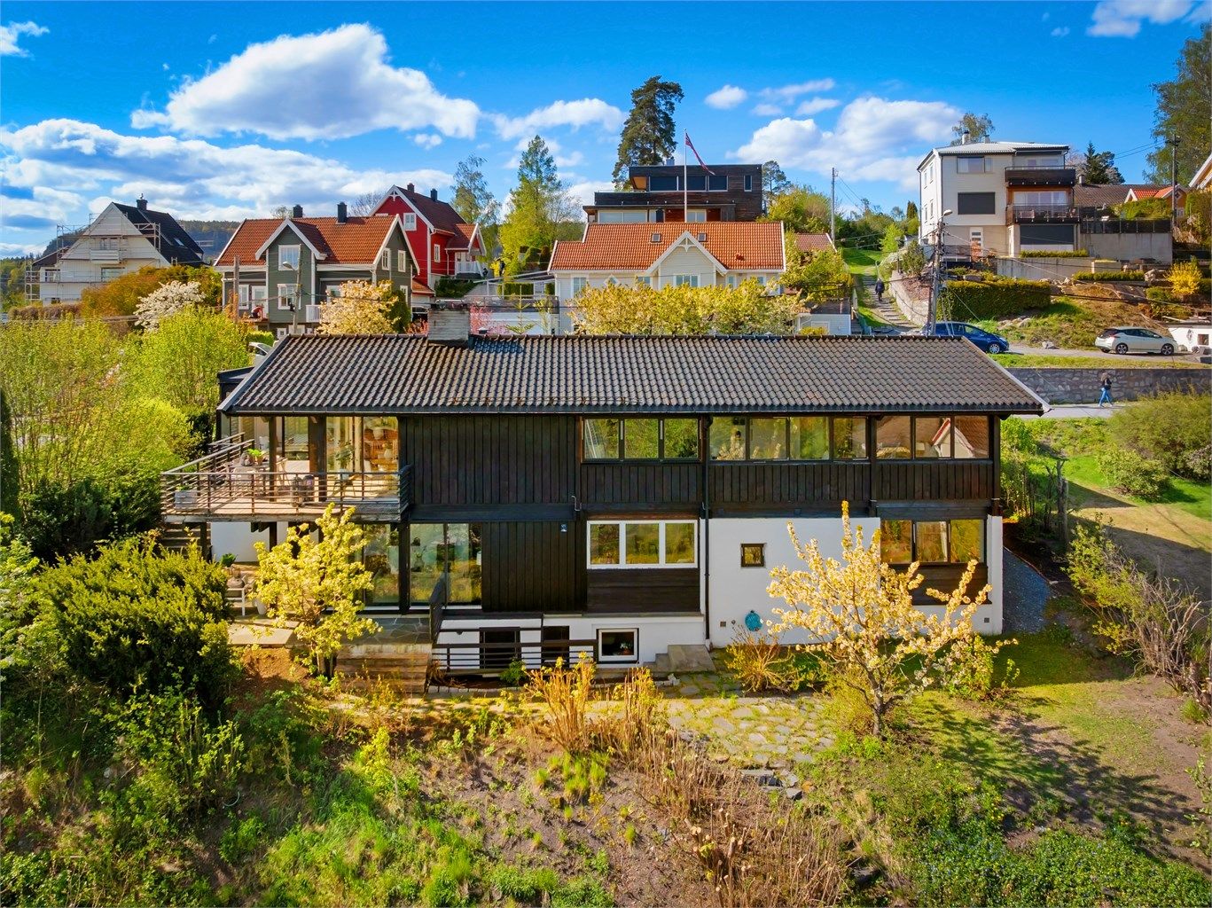 Eiendommen har en attraktiv beliggenhet i gangavstand fra Bekkestua sentrum