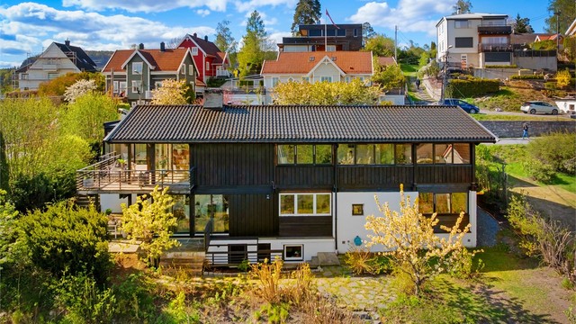 Eiendommen har en attraktiv beliggenhet i gangavstand fra Bekkestua sentrum