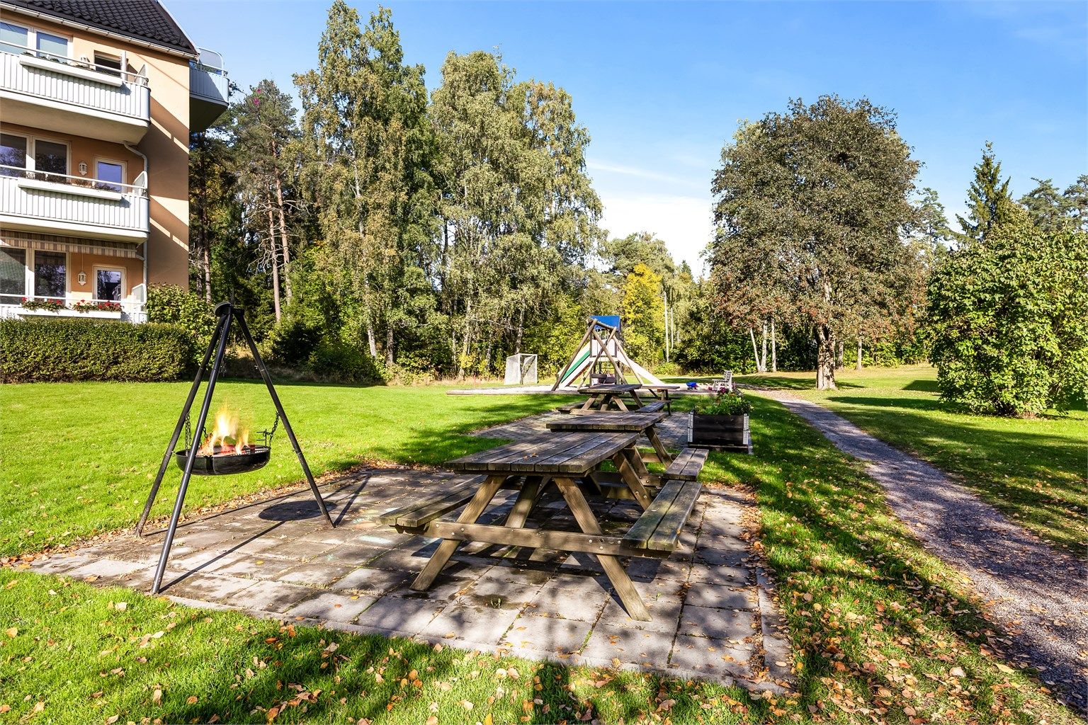 Hyggelige fellesareal som er pent opparbeidet med sittegrupper, grillplass, plenarealer og diverse beplantning. 