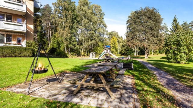 Hyggelige fellesareal som er pent opparbeidet med sittegrupper, grillplass, plenarealer og diverse beplantning.