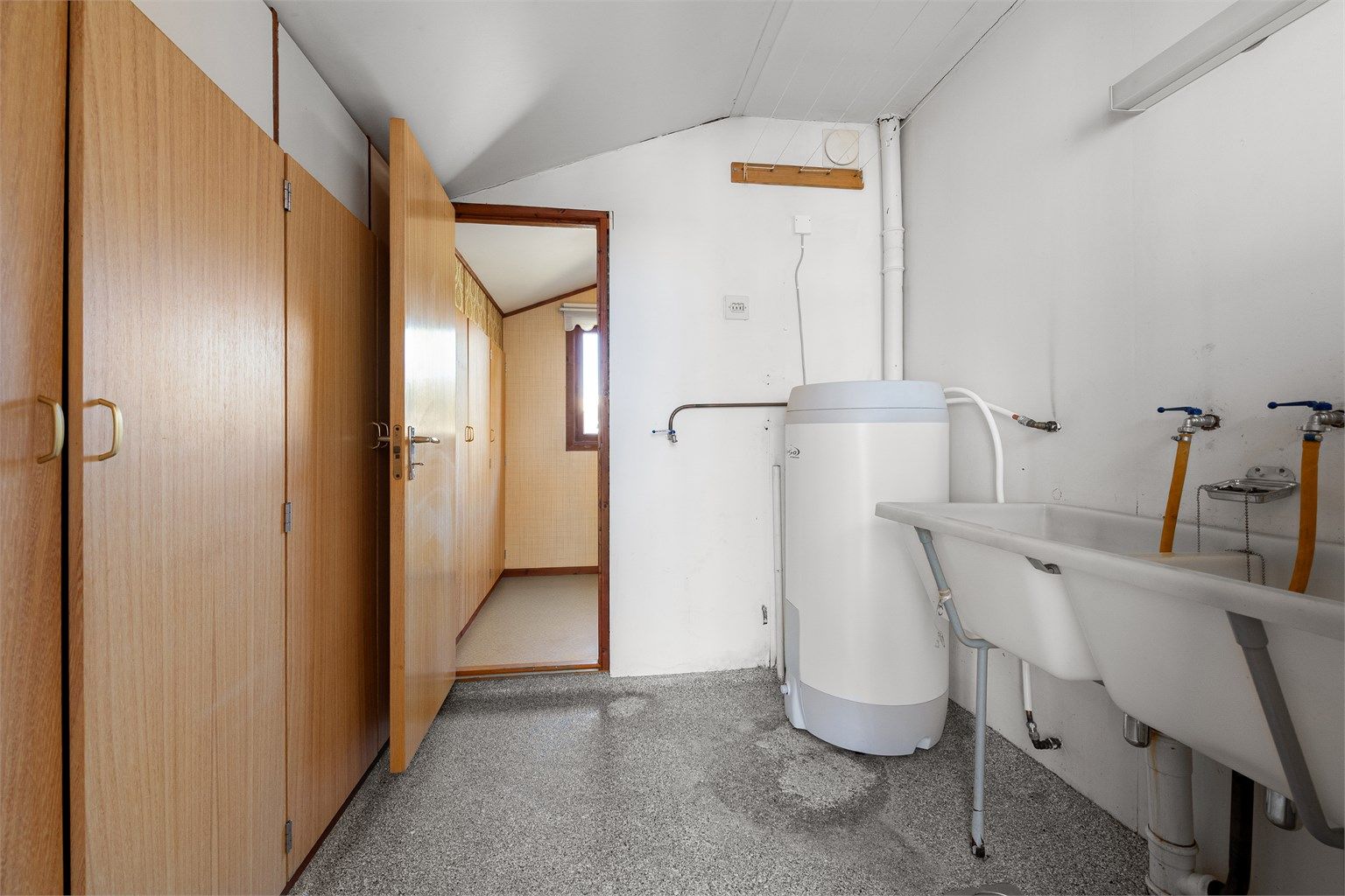 Vaskerom hovedetasje med 2 dobble skyllekar. Opplegg for vaskemaskin