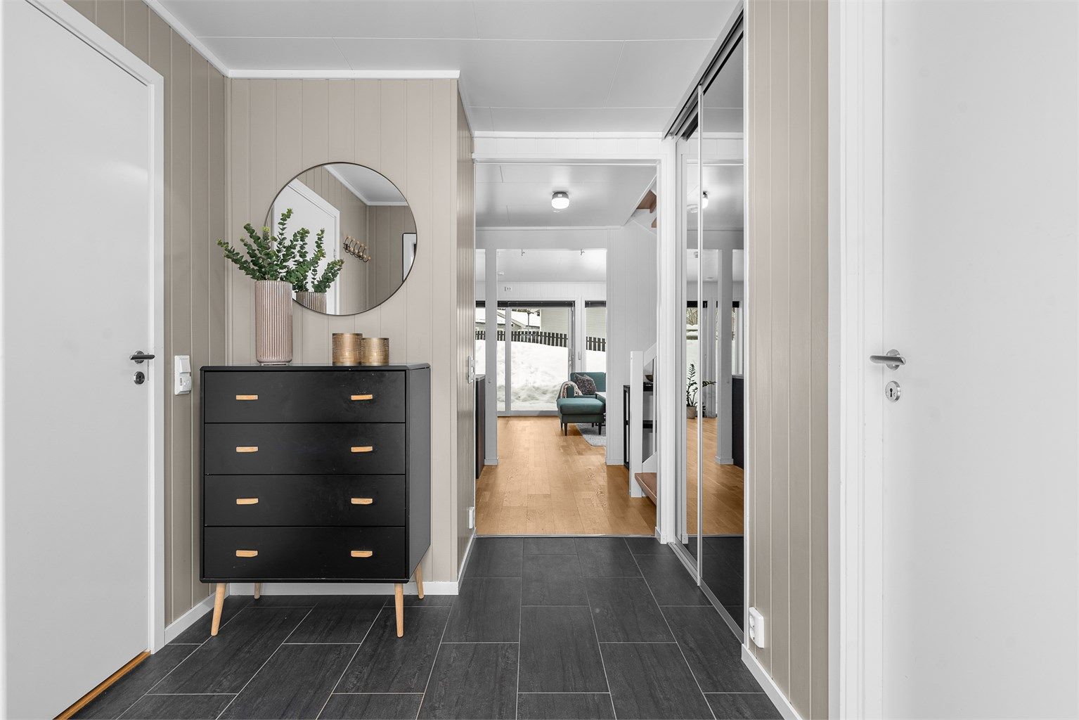 Skyvedørsgarderobe i entré for oppbevaring av yttertøy. 