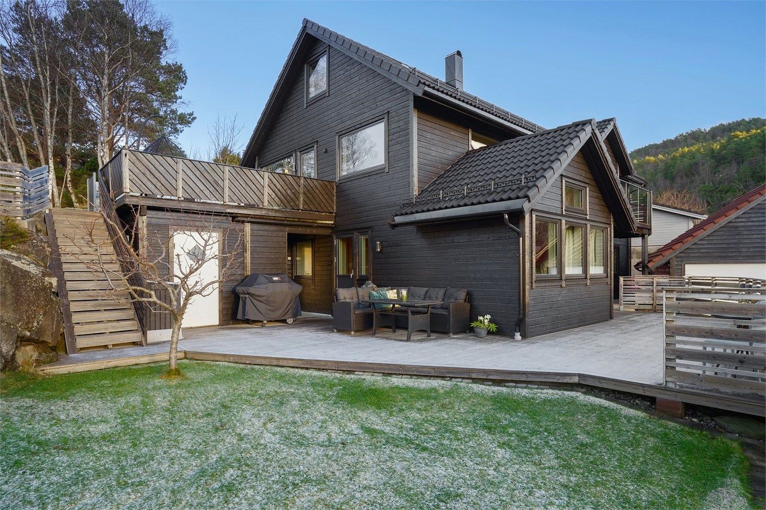 Fint uteområde med plass til sittegruppe