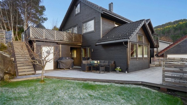 Fint uteområde med plass til sittegruppe