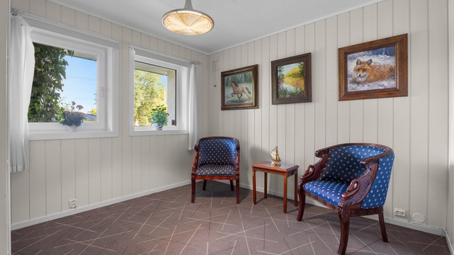 Soverom ll: Soverom er av god størrelse og har god plass til dobbeltseng, nattbord og garderobeløsning. Vindu orientert mot øst.