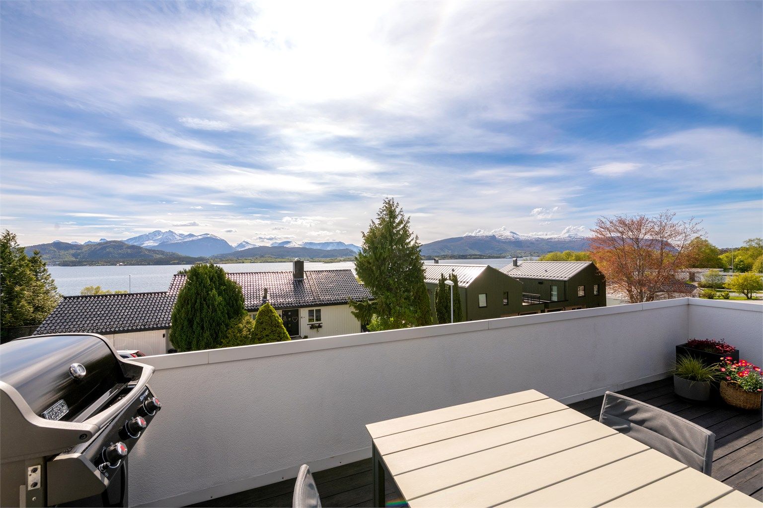Fra terrassen er det flott utsikt over fjorden og de omkringliggende fjellene