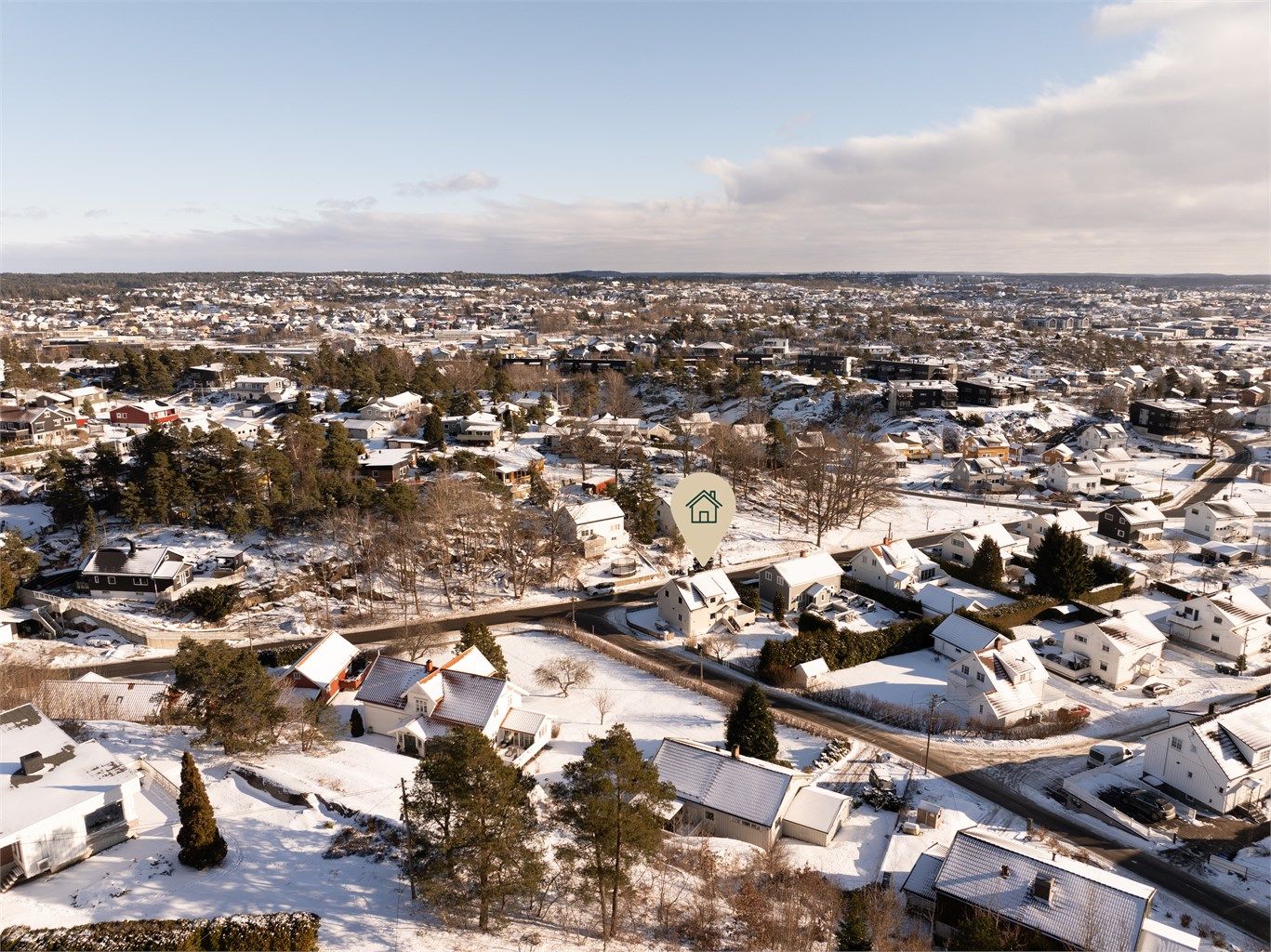 Boligen ligger meget sentralt på Gressvik. Herfra er det gangavstand til alle nærmiljøets tilbud og fasiliteter, noe som bidrar til en enklere hverdag. Fotograf; Kristoffer Kristiansen.