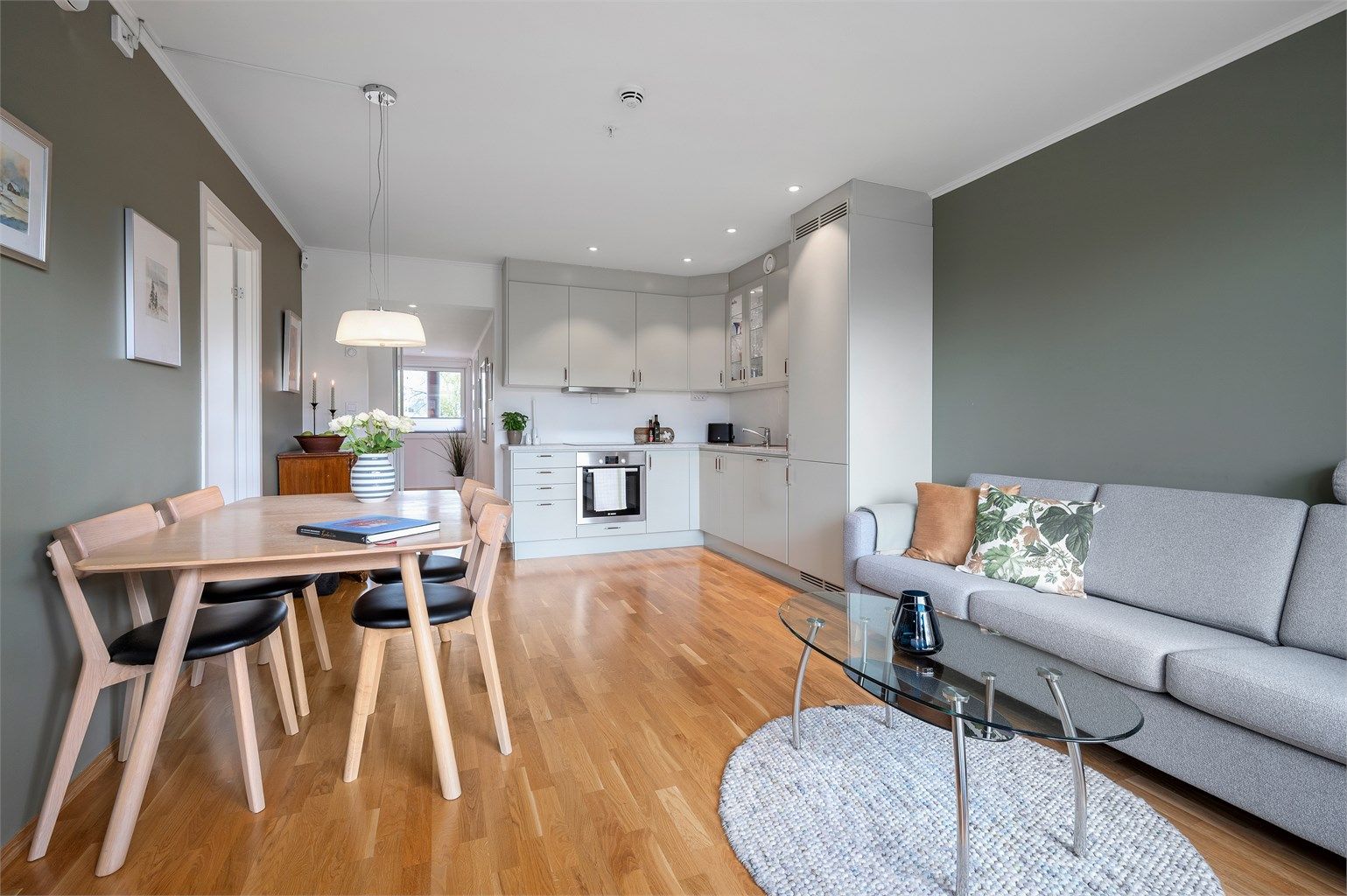 Den effektive planløsningen er gjennomlys – et grep som gjør arealet både luftig og romslig.