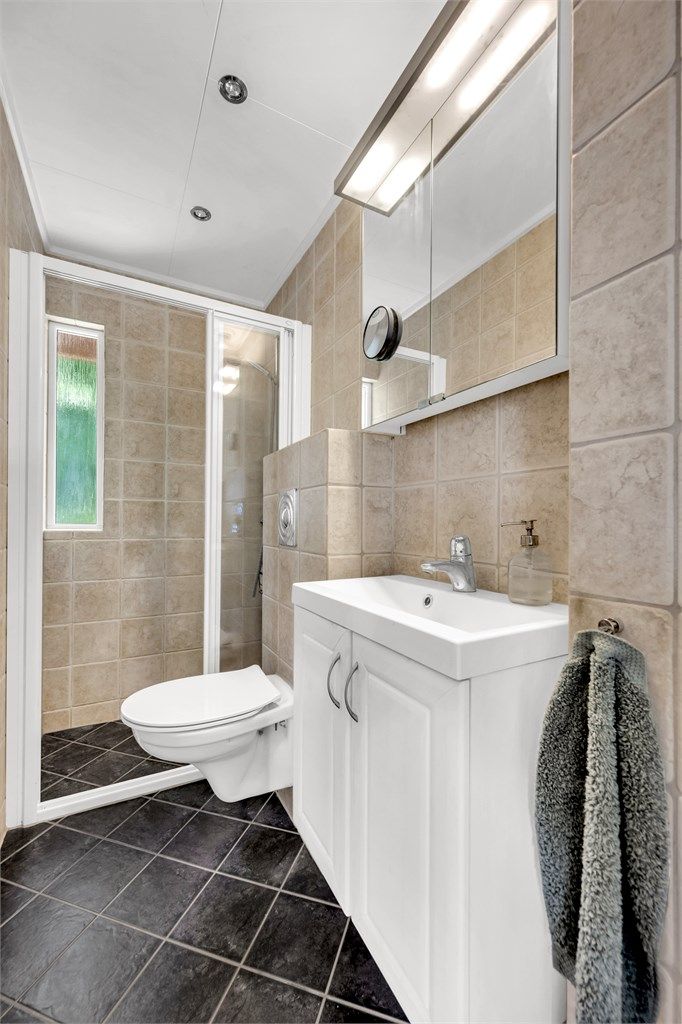  Det gjøres oppmerksom på at badet med dusj er byggemeldt som WC og således ikke kan regnes som et fullverdig bad. 