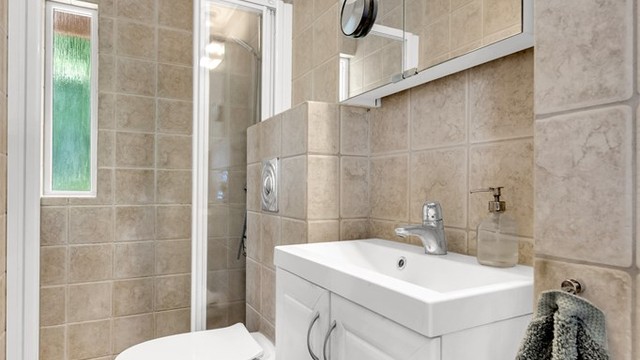 Det gjøres oppmerksom på at badet med dusj er byggemeldt som WC og således ikke kan regnes som et fullverdig bad.