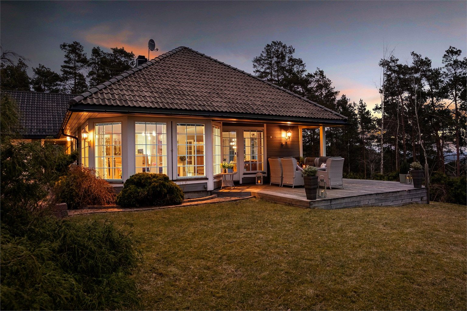 Eneboligen i Høvreveien 2 har et rikt indre og store, usjenerte utearealer. Den ble oppført i 1989 og er siden den gang oppgradert i flere omganger, frem til helt nylig. Fotograf; Kristoffer Kristiansen.