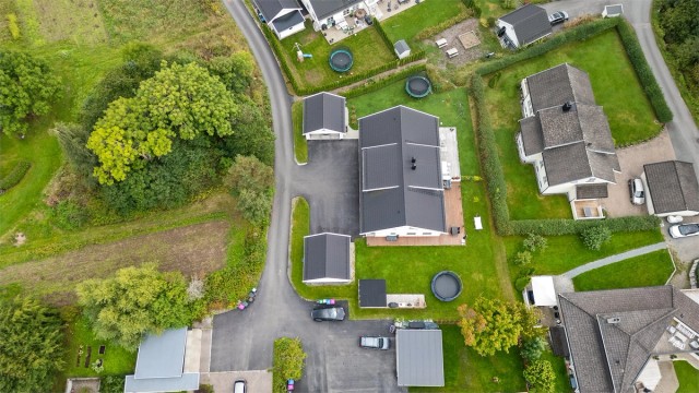 Tomt er opparbeidet med blant annet asfaltert gårdsplass, plenarealer og andre forskjellige beplantninger. Adkomst til boligen skjer via eget inngangsparti fra bakkeplan.