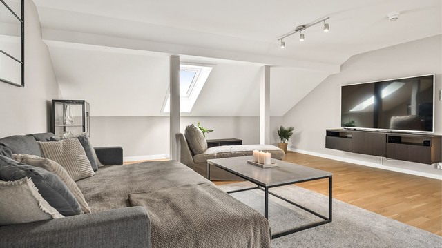 Den romslige stuen gir fleksible møbleringsmuligheter.