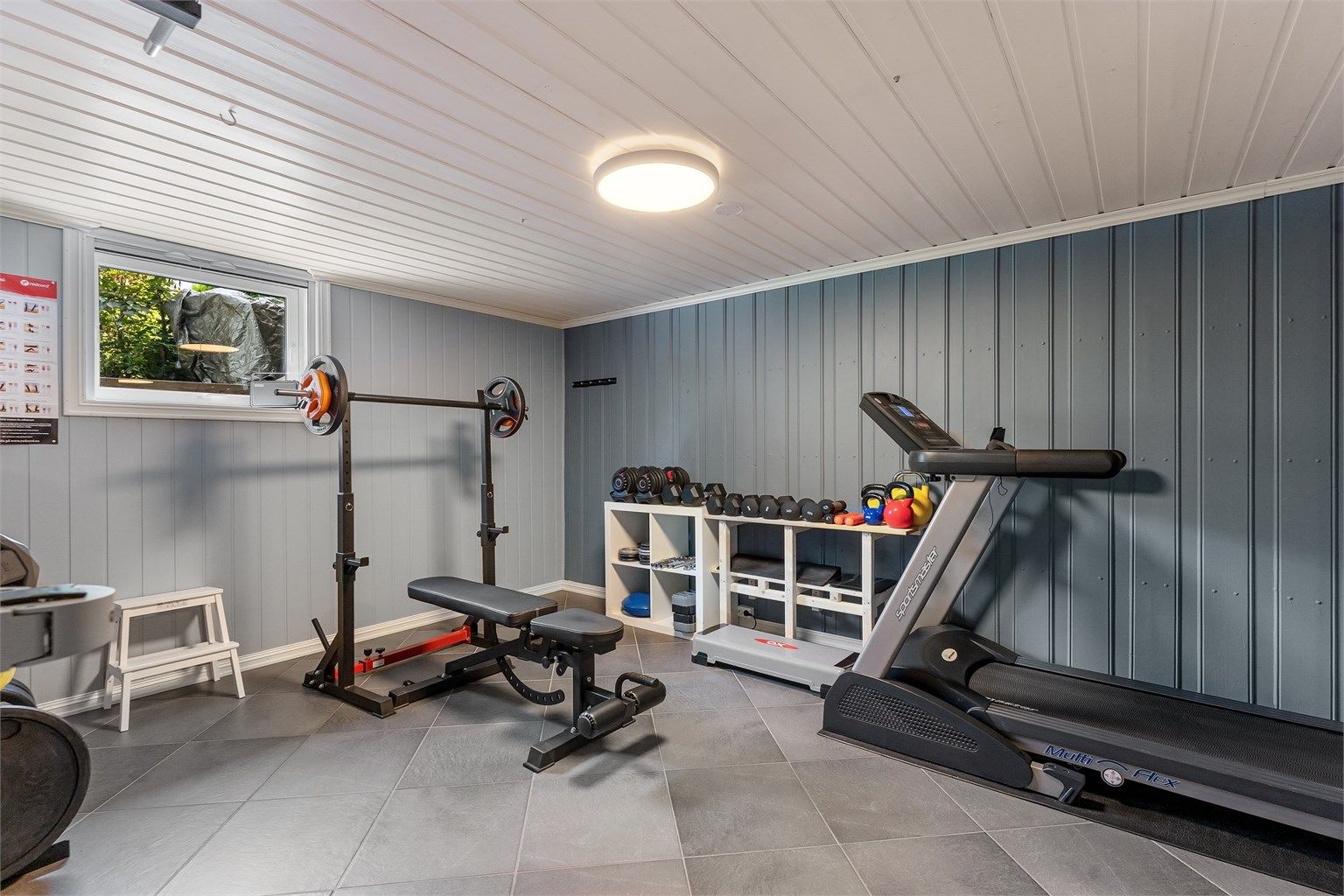 Eget treningsrom i kjelleren, også dette med gulvvarme.