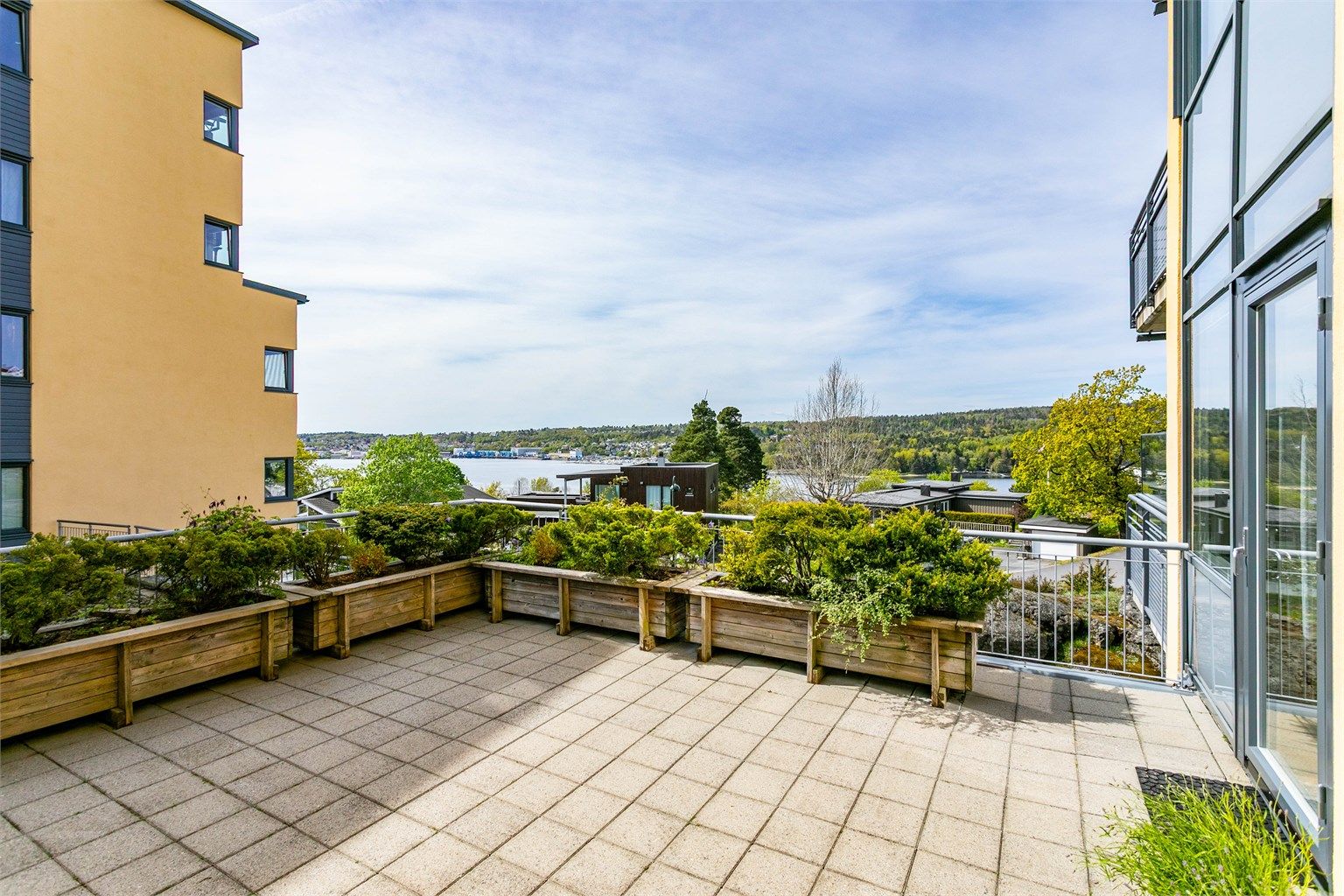 Ca 55 kvm syd-vestvendt terrasse med utgang fra stue.  