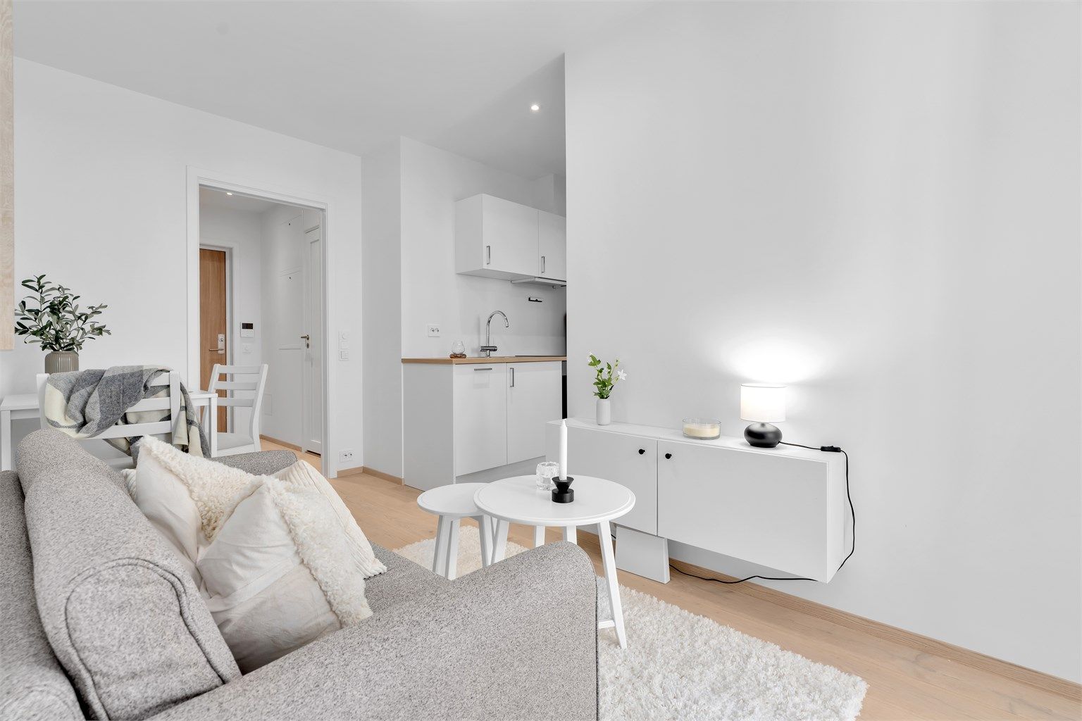 Det er åpen kjøkken/stue løsning med plass til både sofagruppe samt en mindre spisegruppe. 