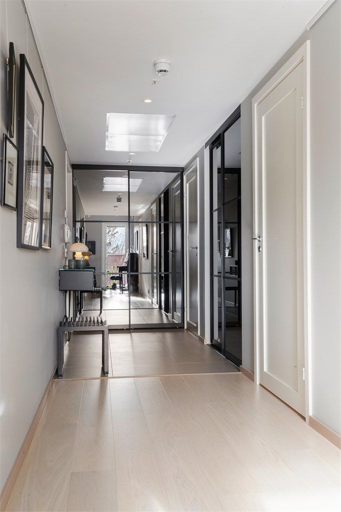 Innbydende entré med flislagt gulv og vannbåren gulvvarme, som er gjennomgående i hele leiligheten.