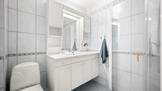 Badet ble rehabilitert i regi av borettslaget i 2002 med oppgraderte vann- og sanitæropplegg. Rommet har flislagt gulv med varmekabler, flislagte vegger og takplater i himling.