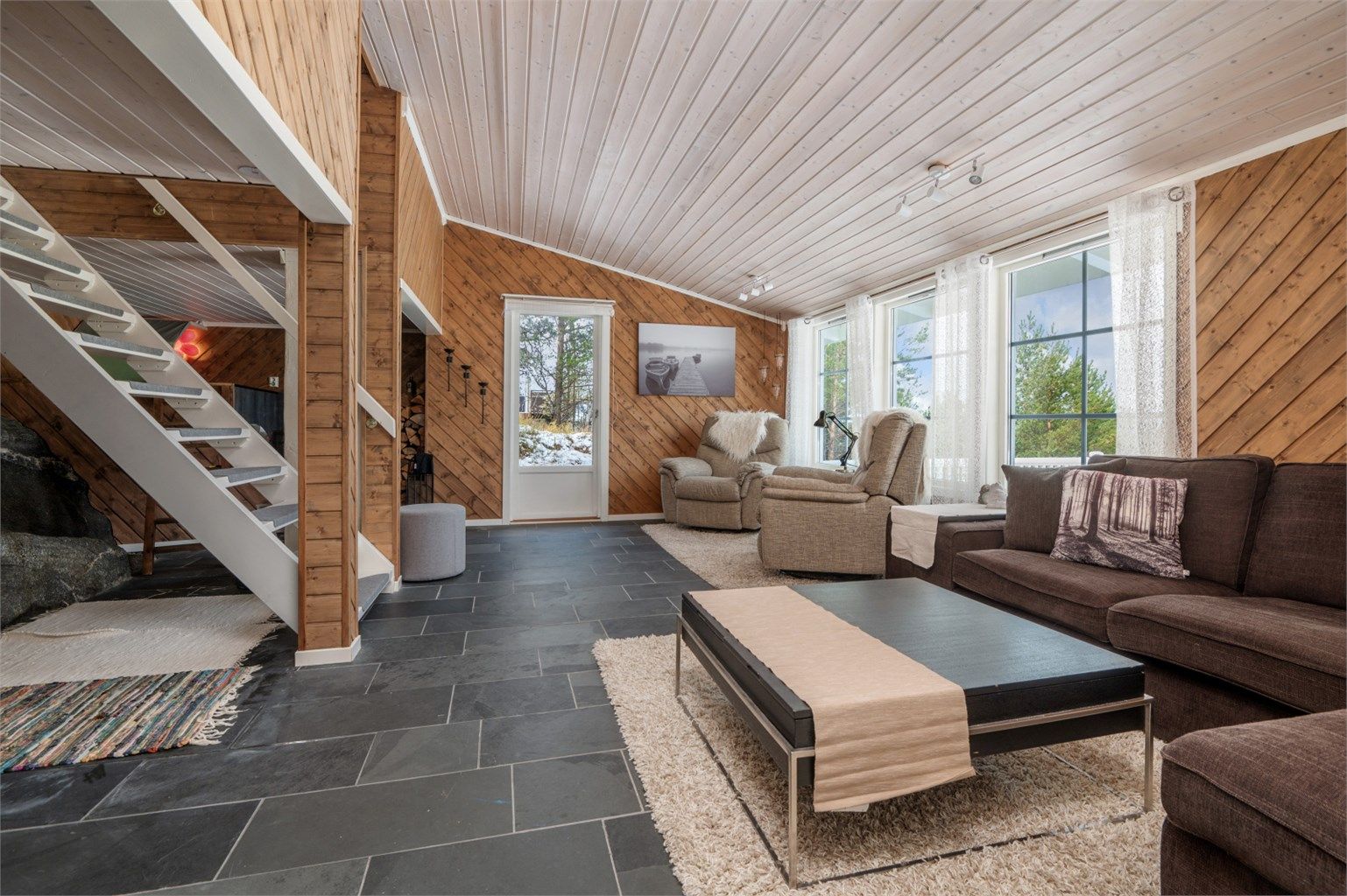 Det foreligger ikke plantegninger på deler av boligens underetasje. Soverommet på 8,5 kvm og deler av stuen er ikke vedlagt i opprinnelige plantegninger. Det finnes av den grunn ikke dokumentasjon over deler av stuen og soverommets lovlighet. 