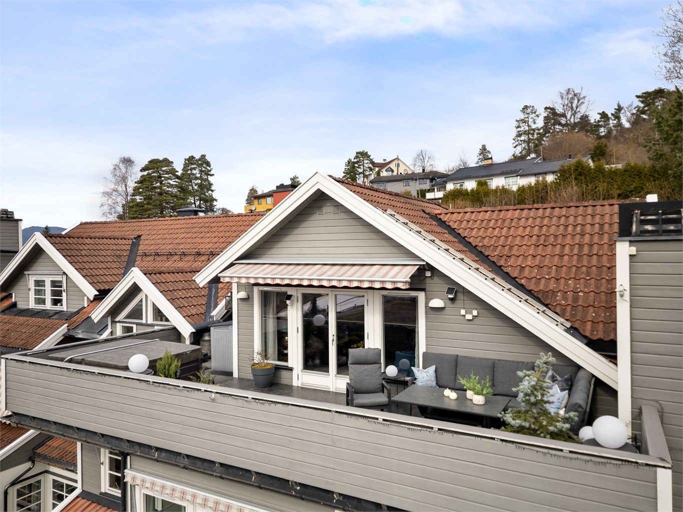 Terrassen på 34 m² er en fantastisk utvidelse av stuen og har god plass til flere sittegrupper.