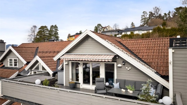 Terrassen på 34 m² er en fantastisk utvidelse av stuen og har god plass til flere sittegrupper.