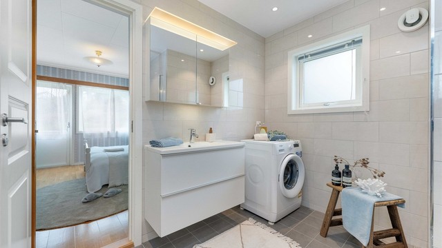 Badet har dør inn fra både hall og fra hovedsoverommet