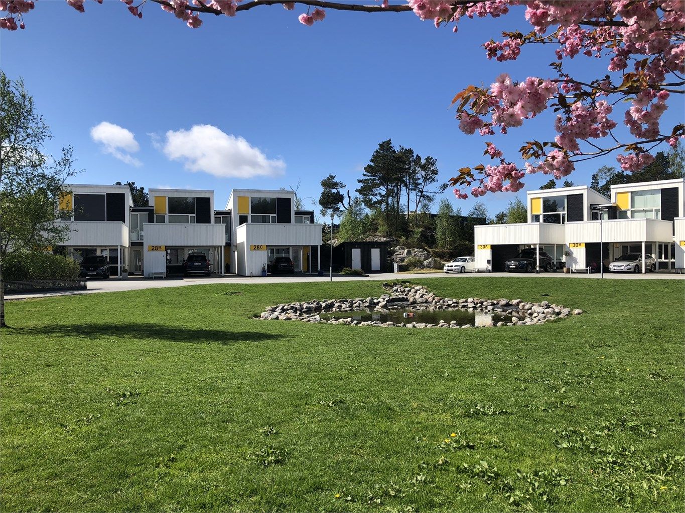 Velkommen til Vindharpevegen 28B, et et meget flott tun bestående av 32 rekkehus. 