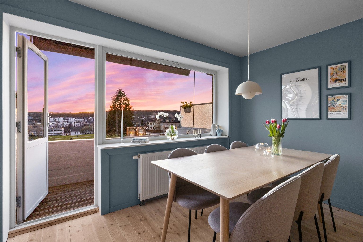 De store vindusflatene slipper inn rikelig med dagslys og skaper en lys og luftig atmosfære i hele leiligheten.