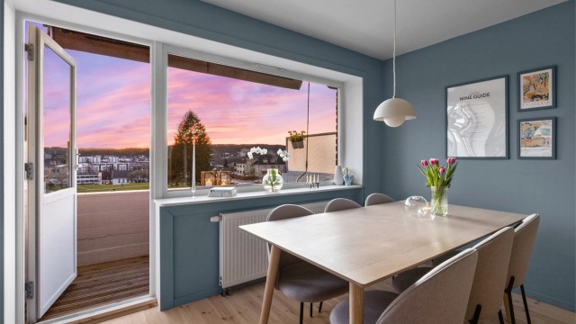 De store vindusflatene slipper inn rikelig med dagslys og skaper en lys og luftig atmosfære i hele leiligheten.