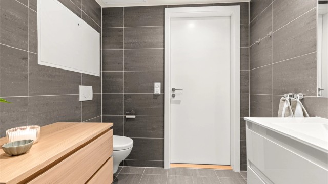 Her er det vegghengt toalett, og fordelerskapet for leilighetens rør-i-rør-system er plassert på badet.