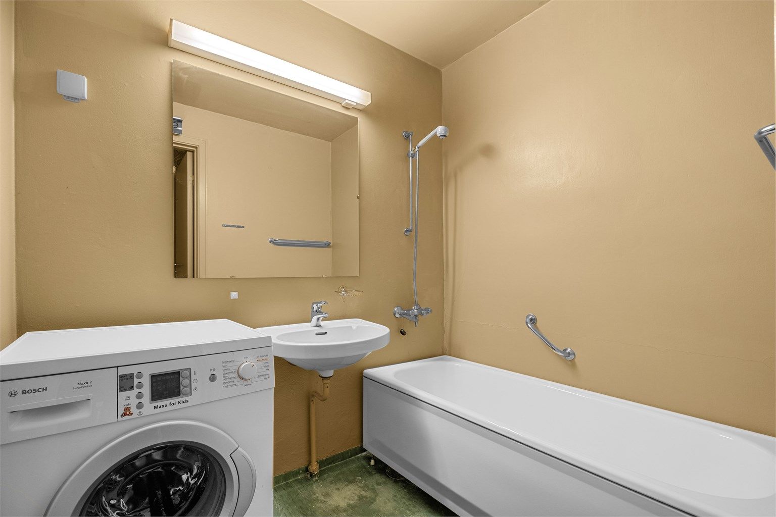 Bad med badekar, servant og opplegg for vaskemaskin – her må det påregnes oppgradering.