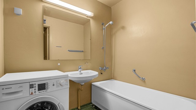 Bad med badekar, servant og opplegg for vaskemaskin – her må det påregnes oppgradering.