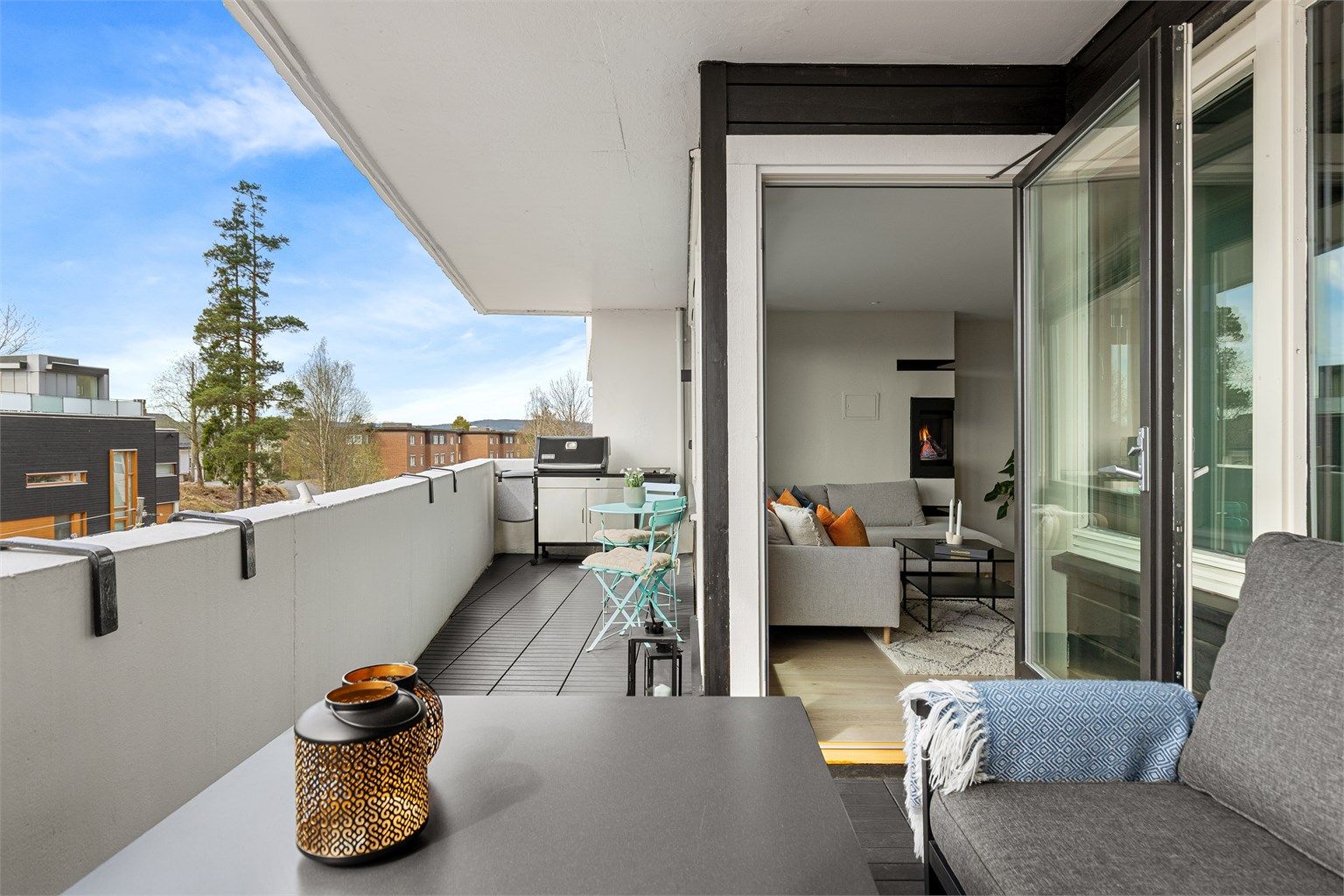 De store vindusflatene og balkongdøren gjør at balkongen blir en naturlig forlengelse av stuen i sommerhalvåret