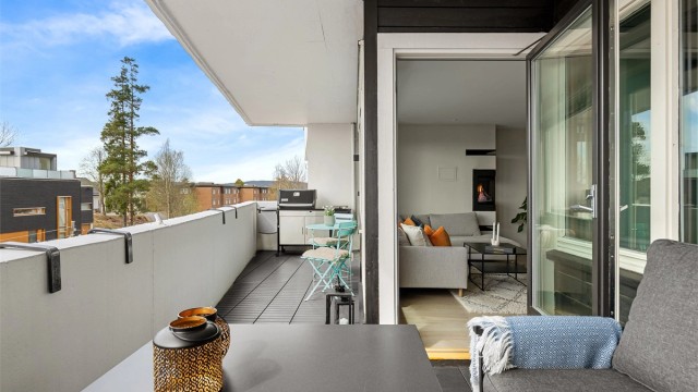 De store vindusflatene og balkongdøren gjør at balkongen blir en naturlig forlengelse av stuen i sommerhalvåret